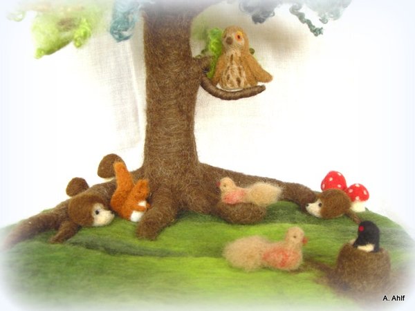 Baum mit Filz Tieren - Jahreszeitentisch
