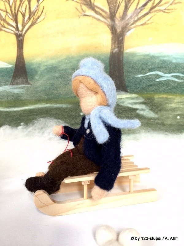 Winterkind - Junge mit Schlitten - Jahreszeitentisch (9011(1)