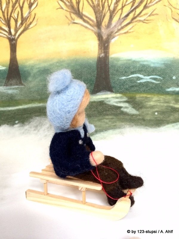RESERVIERT : Winterkind - Junge mit Schlitten